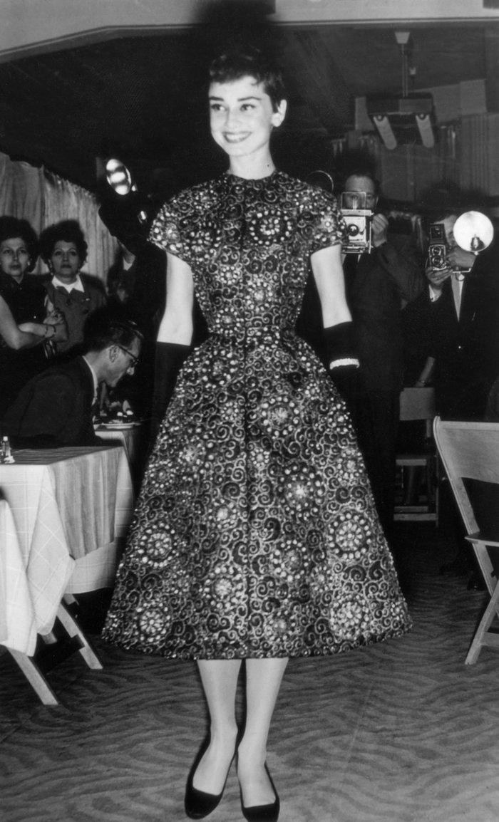 6 khoảnh khắc thời trang vượt thời gian của huyền thoại Audrey Hepburn Ảnh 6