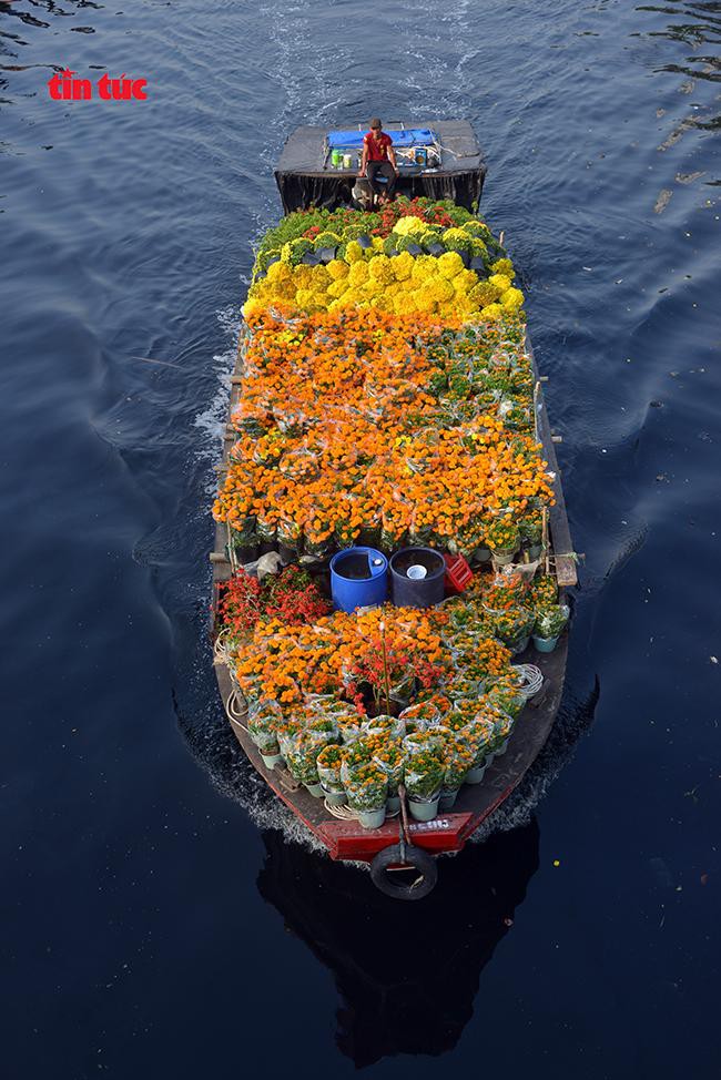 Nhộn nhịp chợ hoa Tết 'trên bến dưới thuyền' đầy sắc màu ở TP Hồ Chí Minh Ảnh 2