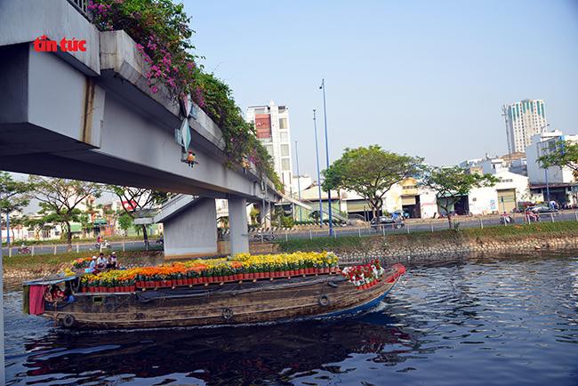 Nhộn nhịp chợ hoa Tết 'trên bến dưới thuyền' đầy sắc màu ở TP Hồ Chí Minh Ảnh 4