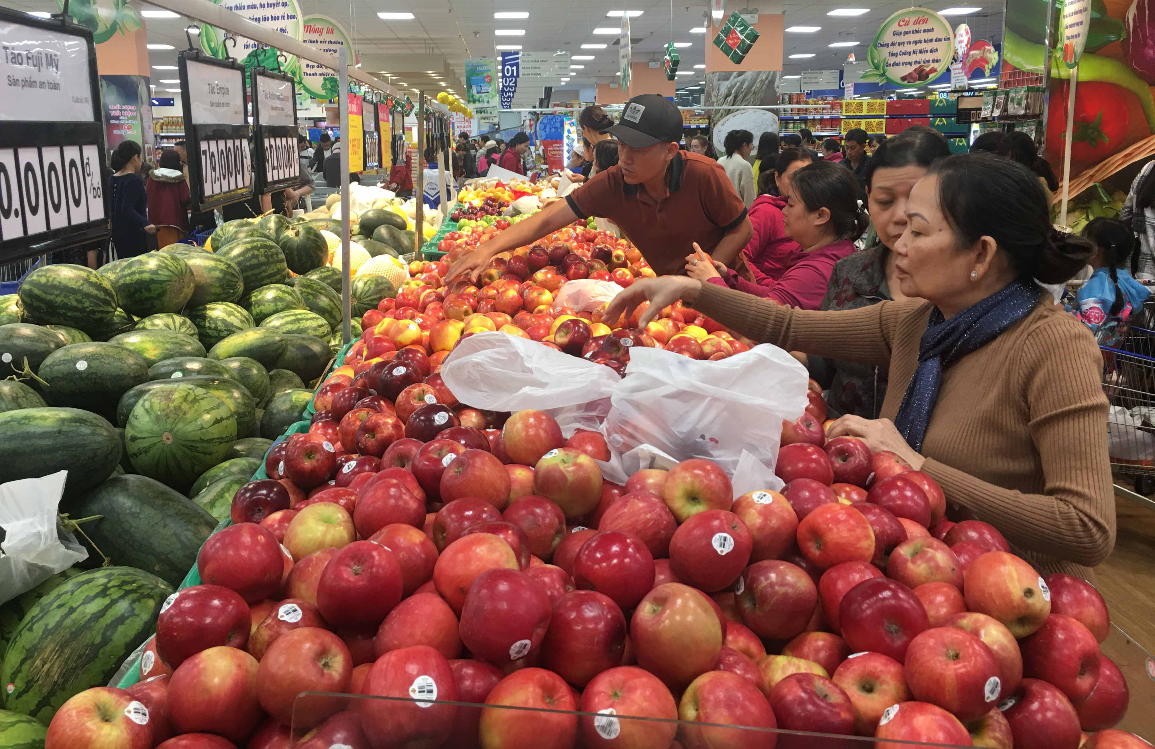 Người dân ngày càng có thói quen mua trái cây trong siêu thị. Ảnh: Vũ Thảo