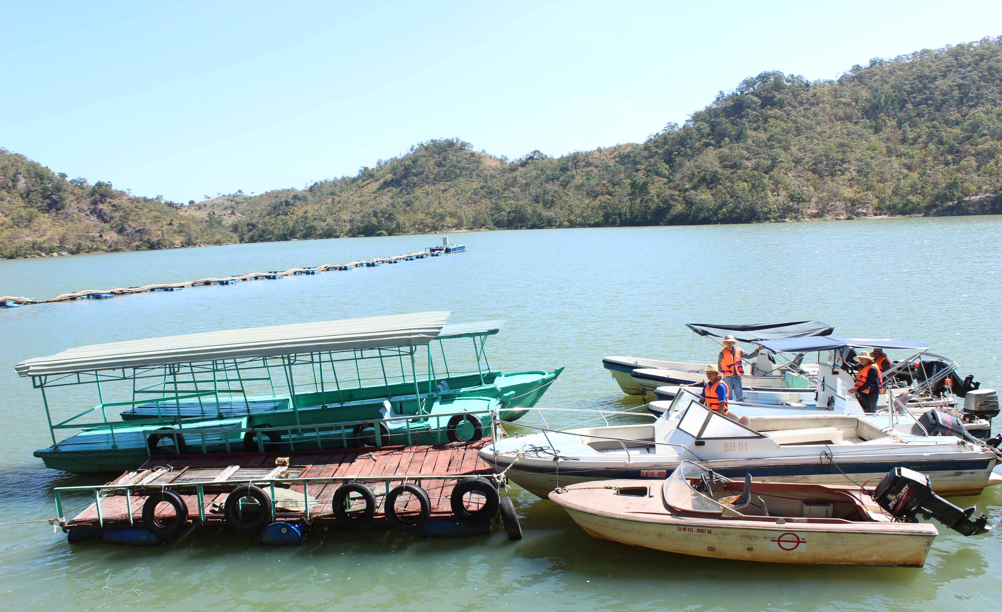  Canô tốc độ cao và du thuyền sẵn sàng đưa đón khách tham quan dã ngoại trong lòng hồ. Ảnh: Nguyễn Diệp