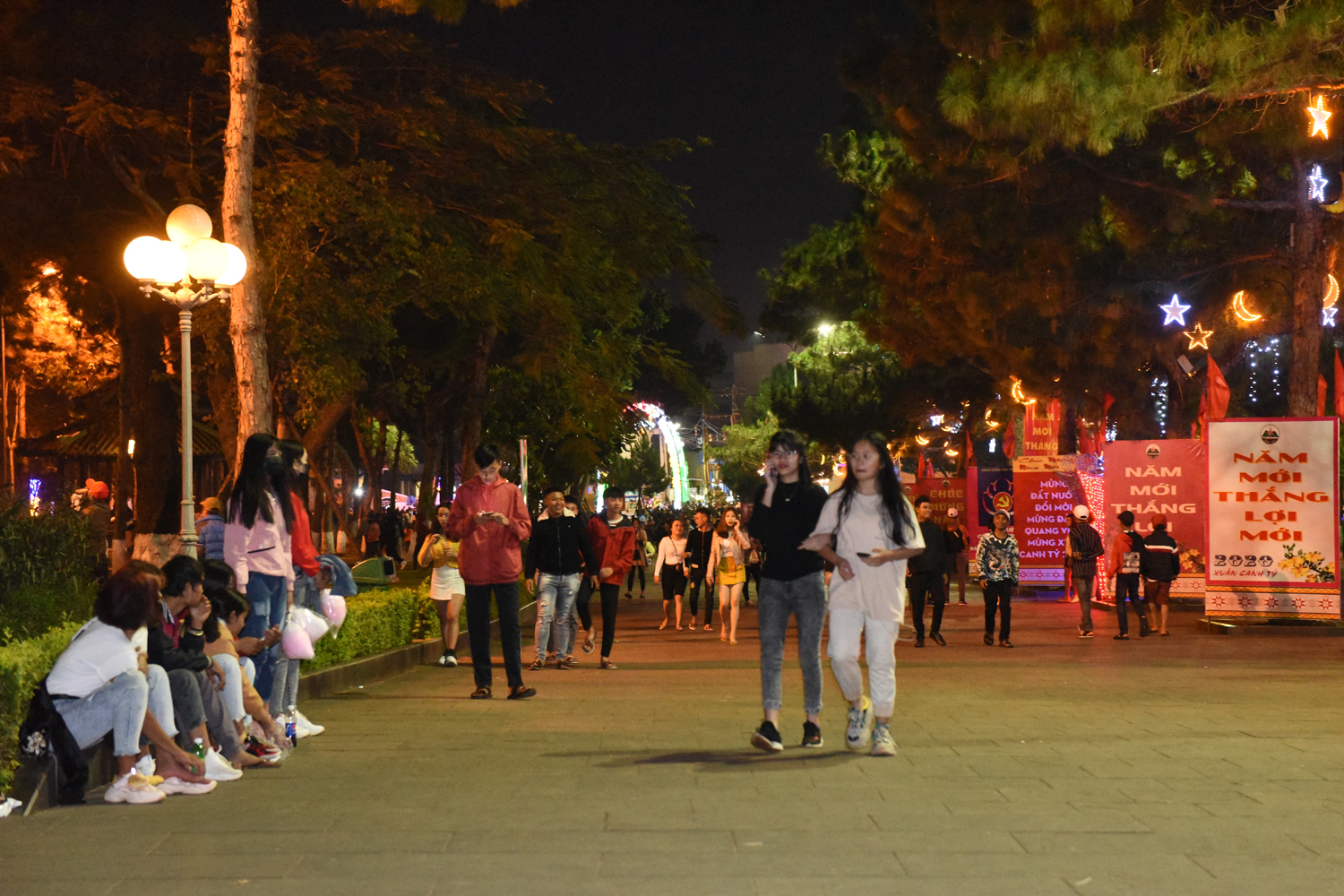 Lúc này, dòng người đang cùng nhau đổ về Quảng trường Đại Đoàn Kết ngày càng đông để tham dự lễ hội giao thừa chào xuân Canh Tý 2020-đức thụy
