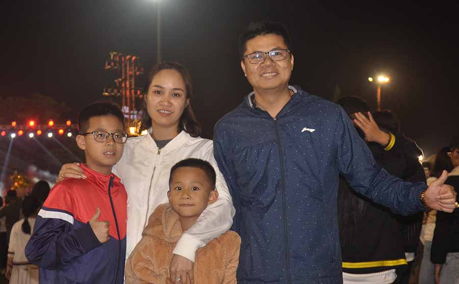 Gia đình anh Đoàn Ngọc Dũng đang định cư ở Hà Nội về thăm họ hàng ở Gia Lai. Ảnh: N.T