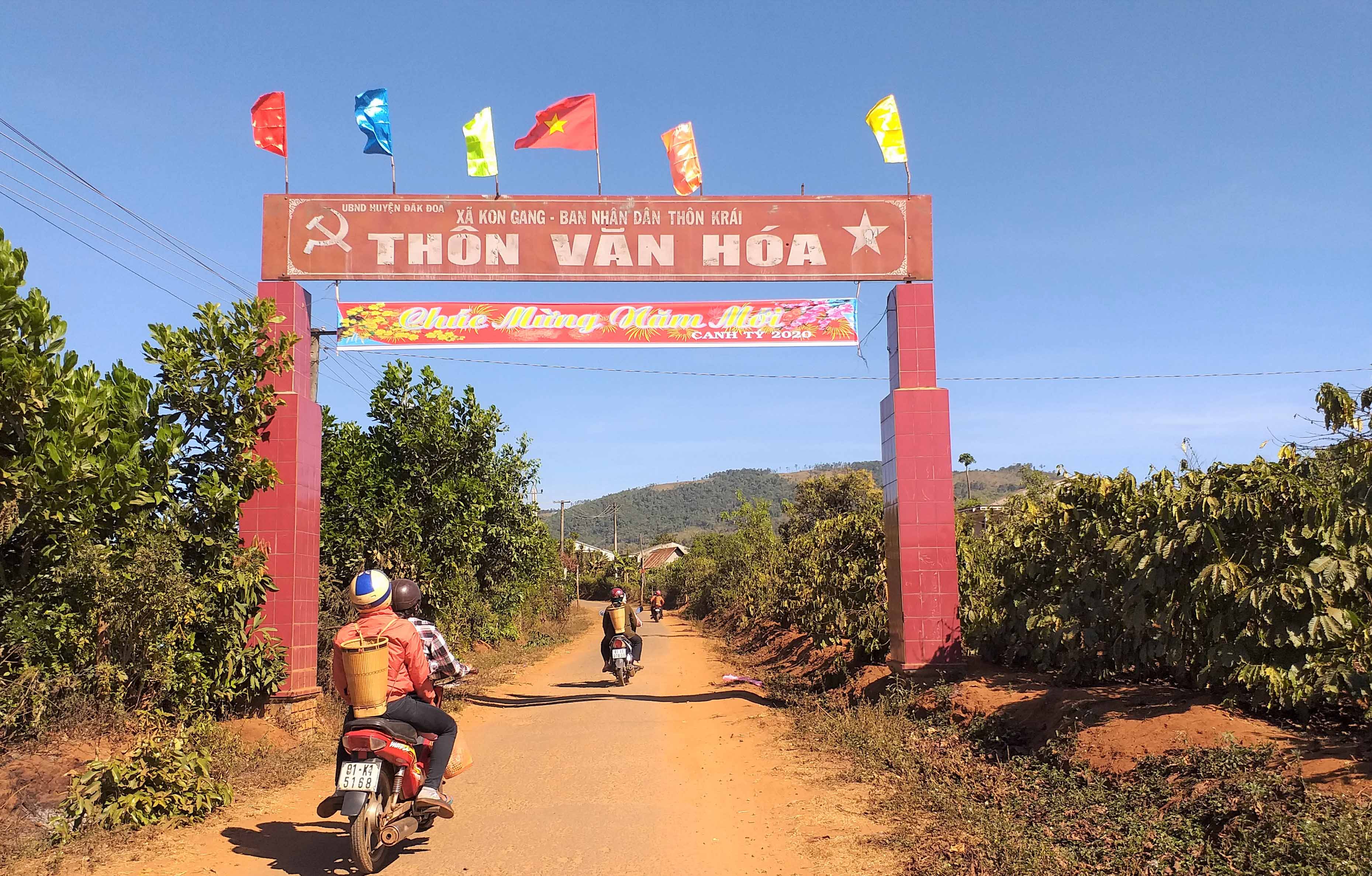 Cổng làng Krái được trang trí lộng lẫy để đón Tết. Ảnh: Đinh Yến