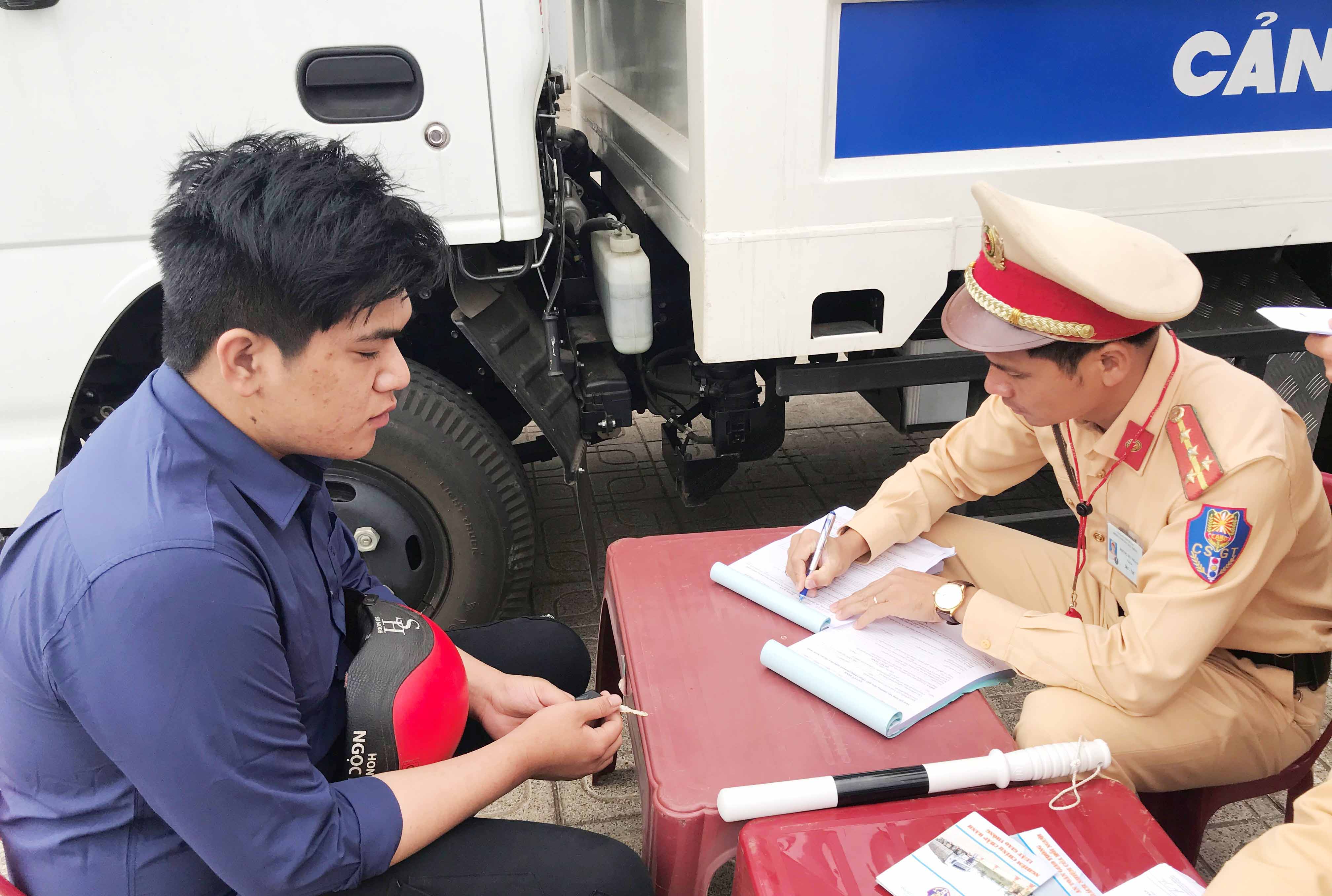 Hàng chục trường hợp vi phạm đã bị lập biên bản xử phạt hành chính. Ảnh: Lê Văn Ngọc  