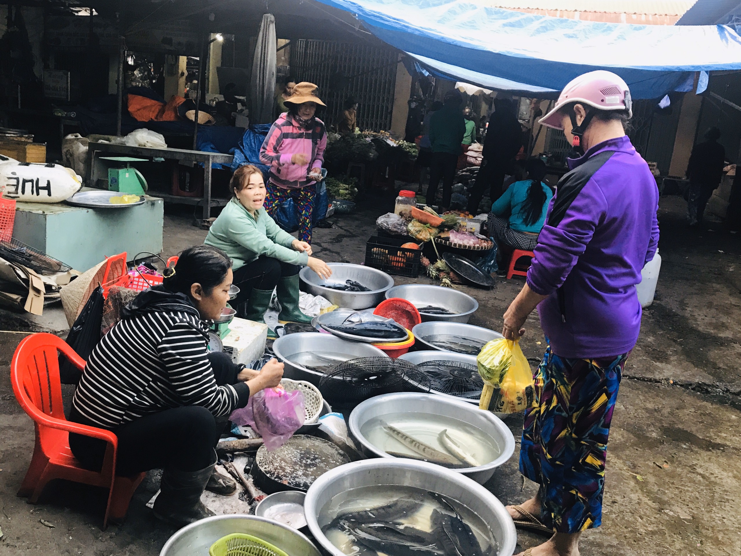 Cá lóc được nhiều người chọn mua trong phiên chợ đầu năm để mong cầu sức khoẻ. Ảnh: Mộc Trà