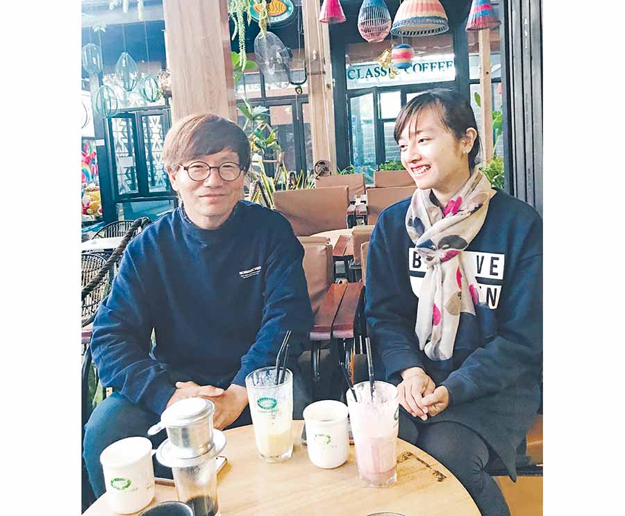  Vợ chồng anh chị Kim Woo Soung thưởng thức cà phê ở Pleiku. Ảnh: L.H