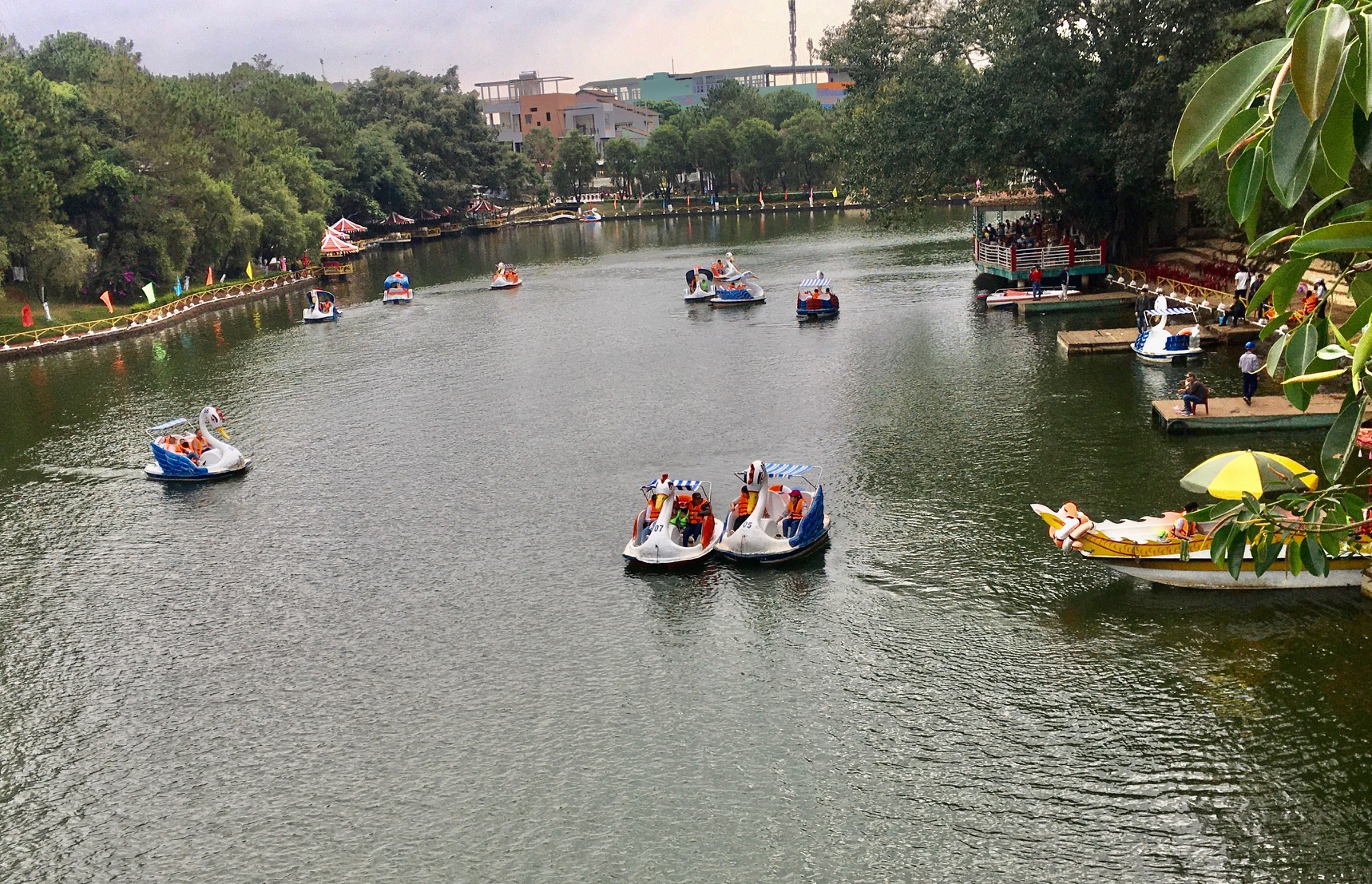 Công viên Diên Hông cũng là điểm thu hút đông đảo người dân đến vui xuân. Ảnh: Q.T