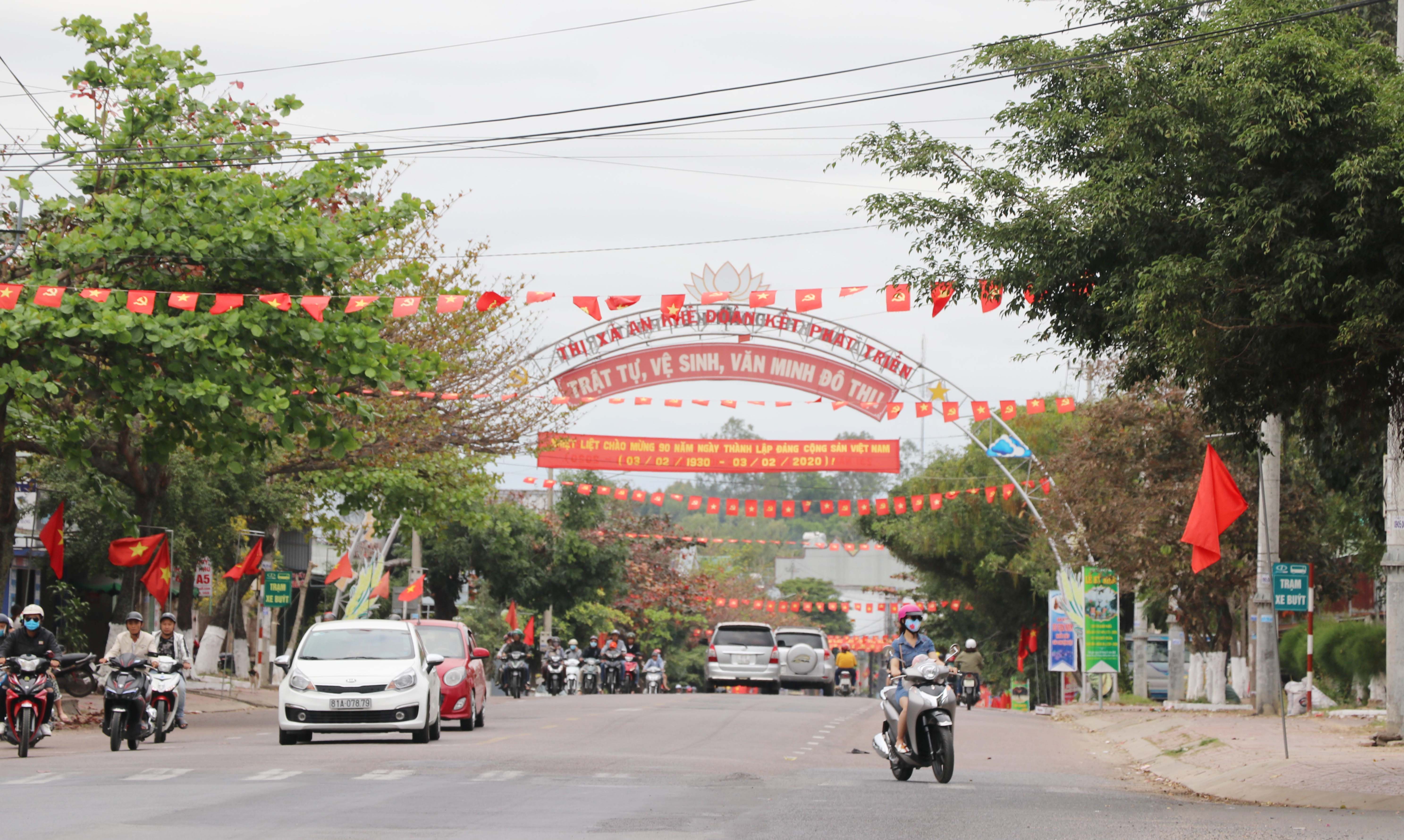 Không khí ngày mùng 3 Tết tại thị xã An Khê nhộn nhịp hơn bởi dòng người đi du Xuân. Ảnh Ngọc Minh