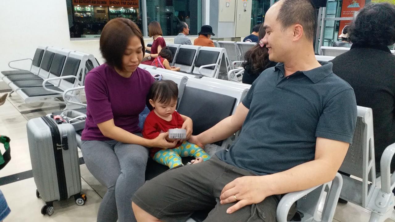 Gia đình anh Nguyễn Hoàng Phong đợi để lên máy bay vào TP. Hò Chí Minh. Ảnh: Ngọc Sang