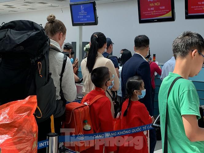 Hành khách tại sân bay Cần Thơ kín mít khẩu trang phòng chống virus Corona Ảnh 2
