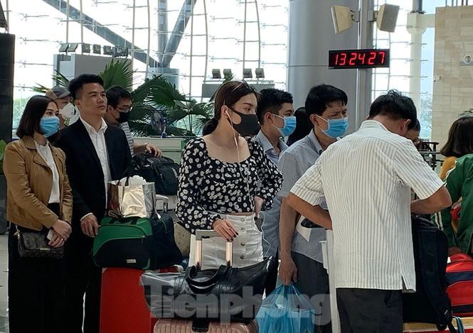 Hành khách tại sân bay Cần Thơ kín mít khẩu trang phòng chống virus Corona Ảnh 3