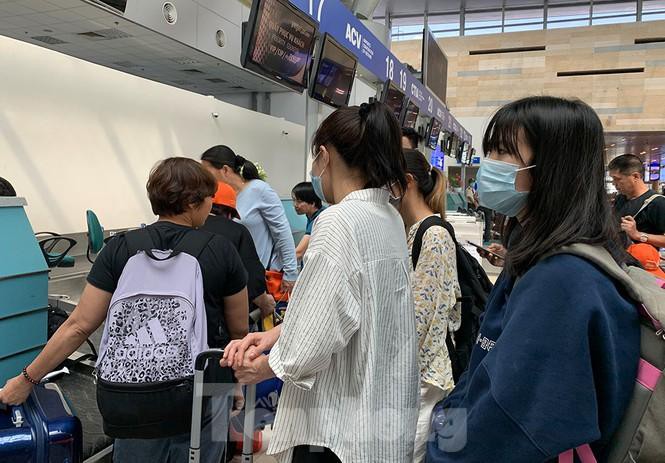 Hành khách tại sân bay Cần Thơ kín mít khẩu trang phòng chống virus Corona Ảnh 4