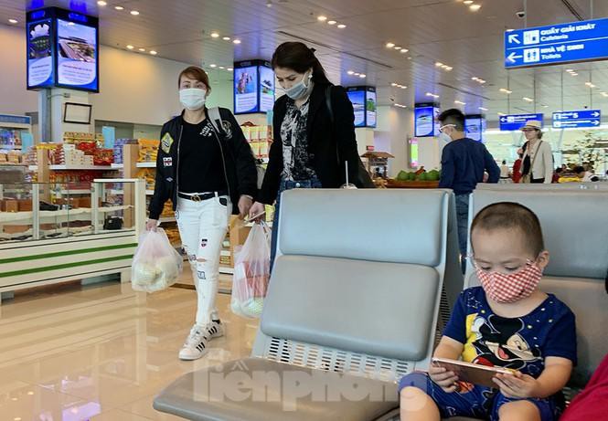 Hành khách tại sân bay Cần Thơ kín mít khẩu trang phòng chống virus Corona Ảnh 6