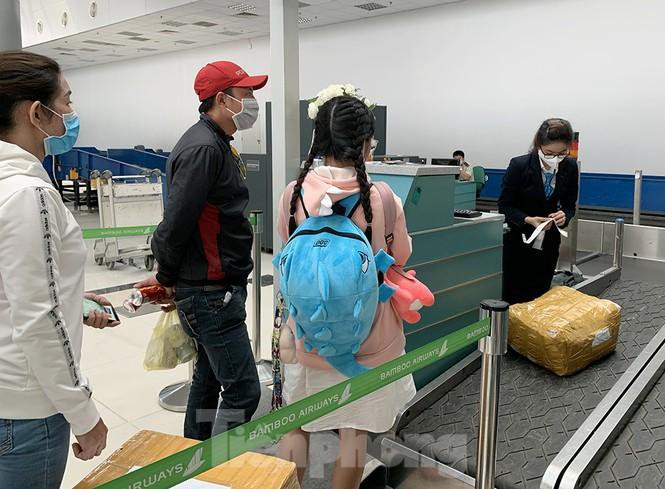 Hành khách tại sân bay Cần Thơ kín mít khẩu trang phòng chống virus Corona Ảnh 5