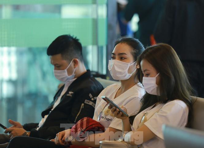 Hành khách tại sân bay Cần Thơ kín mít khẩu trang phòng chống virus Corona Ảnh 8