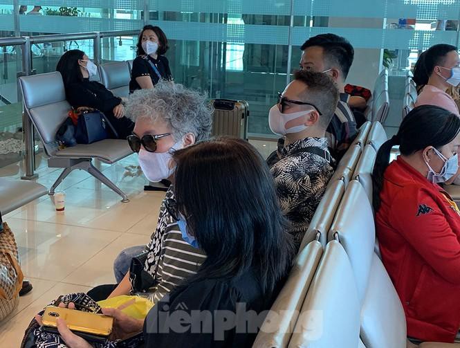 Hành khách tại sân bay Cần Thơ kín mít khẩu trang phòng chống virus Corona Ảnh 7