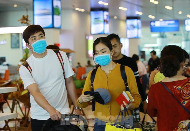 Hành khách tại sân bay Cần Thơ kín mít khẩu trang phòng chống virus Corona Ảnh 9
