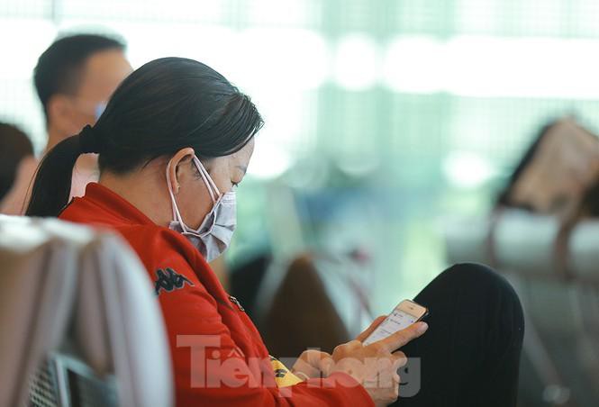 Hành khách tại sân bay Cần Thơ kín mít khẩu trang phòng chống virus Corona Ảnh 13