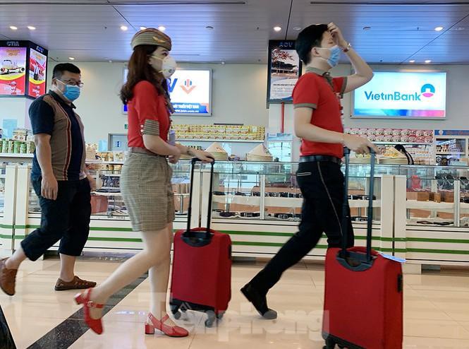 Hành khách tại sân bay Cần Thơ kín mít khẩu trang phòng chống virus Corona Ảnh 14