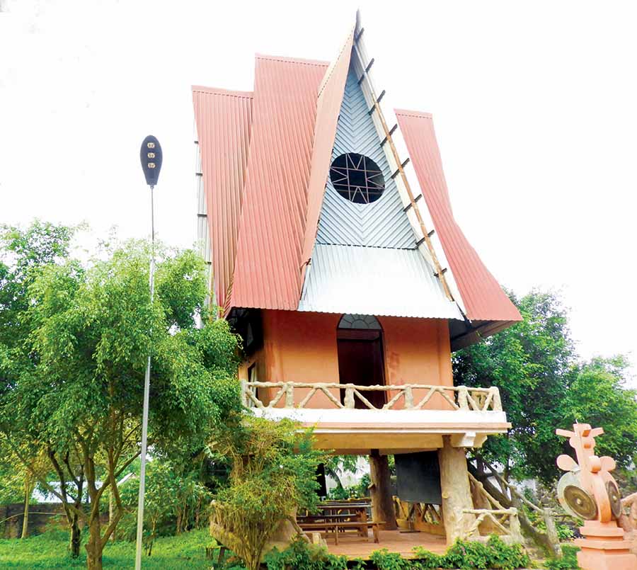 Gác chuông được thiết kế cách điệu ở hướng Tây của nhà thờ Plei Chuét. Ảnh: T.N