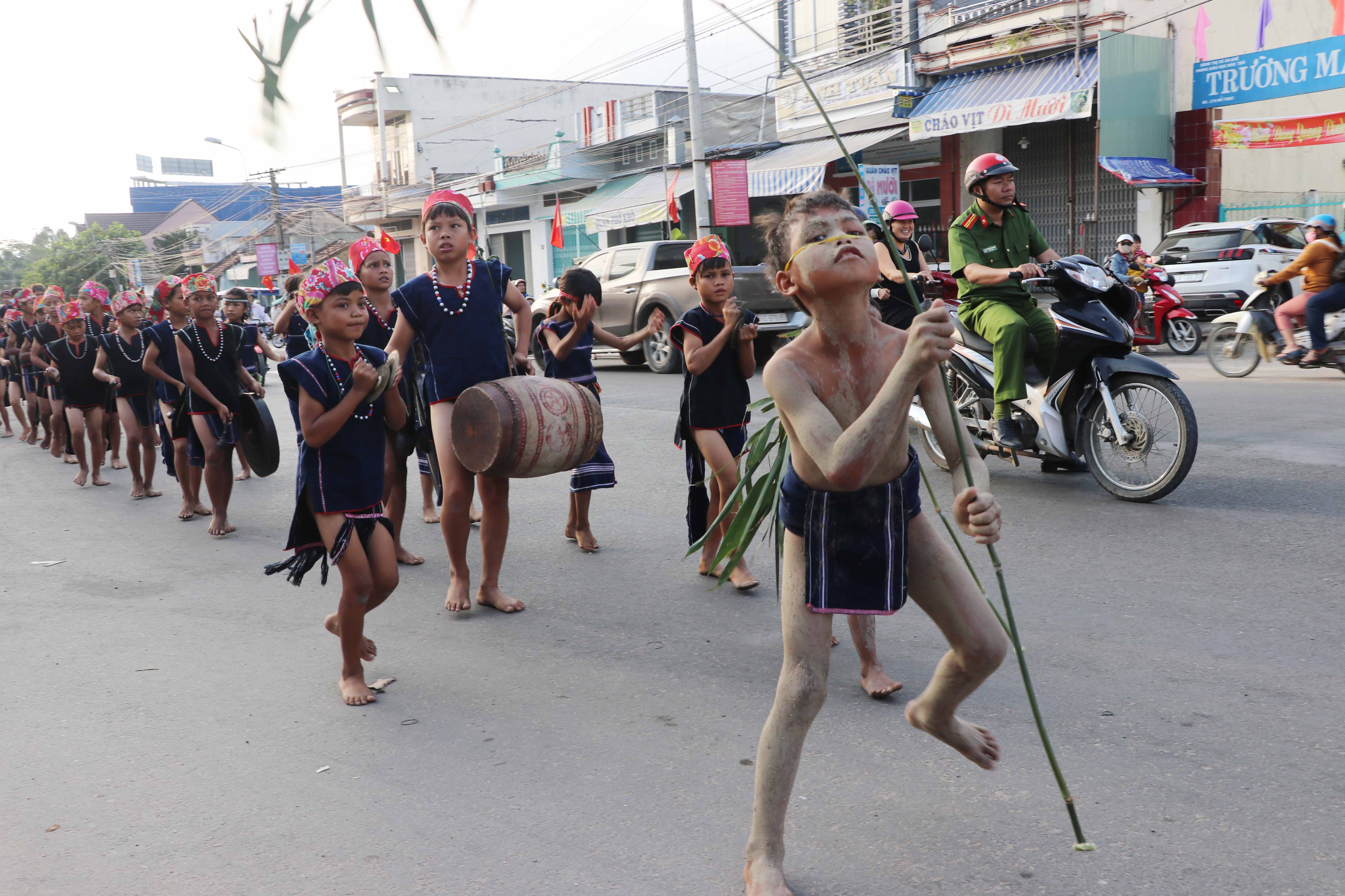 Đội công chiêng nhí làng Pơ Nang (xã Tú An, thị xã An Khê) tham gia diễu hành cồng chiêng đường phố. Ảnh: Ngọc Minh