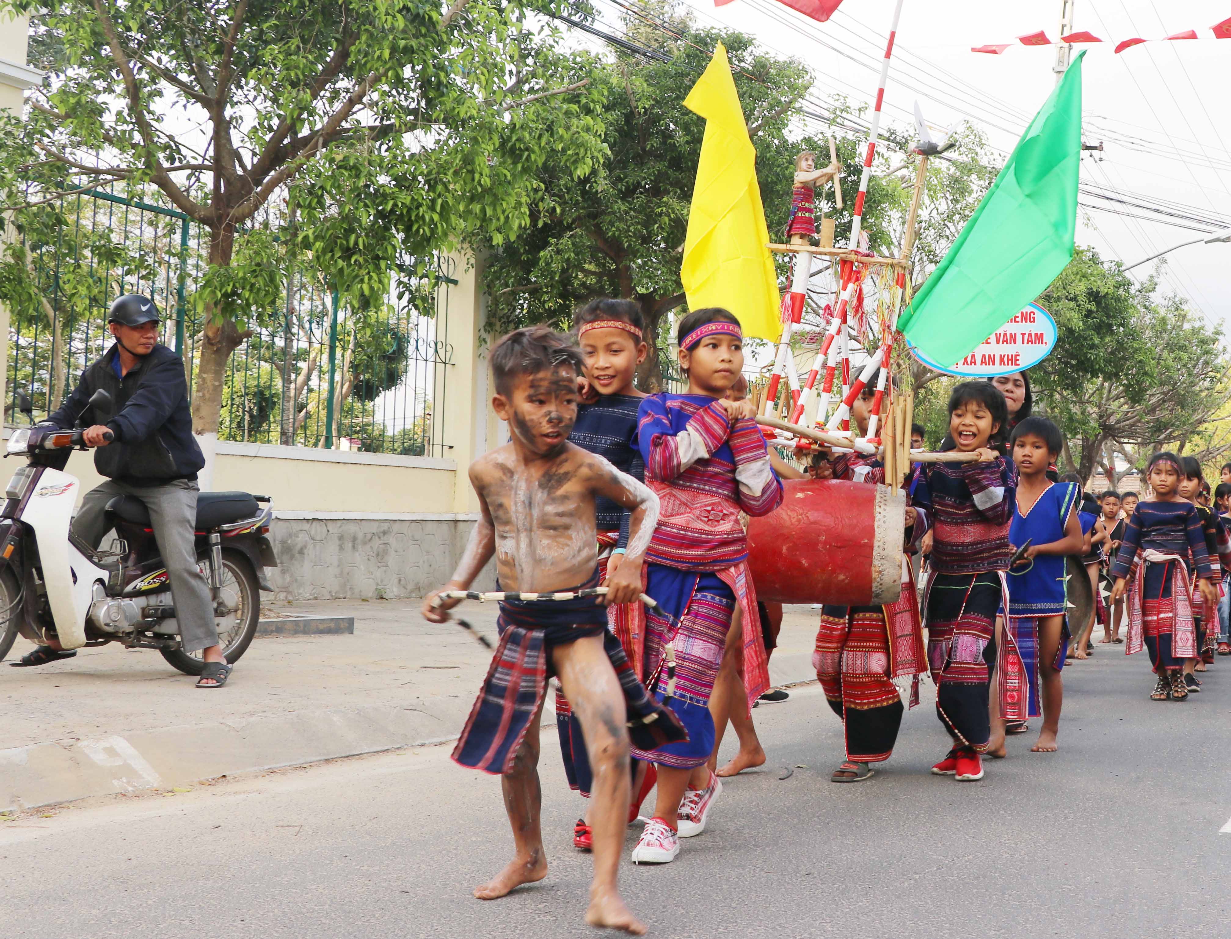 Đội cồng chiêng nhí của Trường Tiểu học Lê Văn Tám (xã Tú An, thị xã An Khê) tham gia biểu diễn cồng chiêng đường phố. Ảnh: Ngọc Minh
