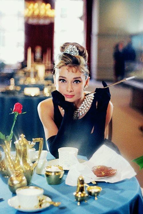 6 khoảnh khắc thời trang vượt thời gian của huyền thoại Audrey Hepburn Ảnh 1
