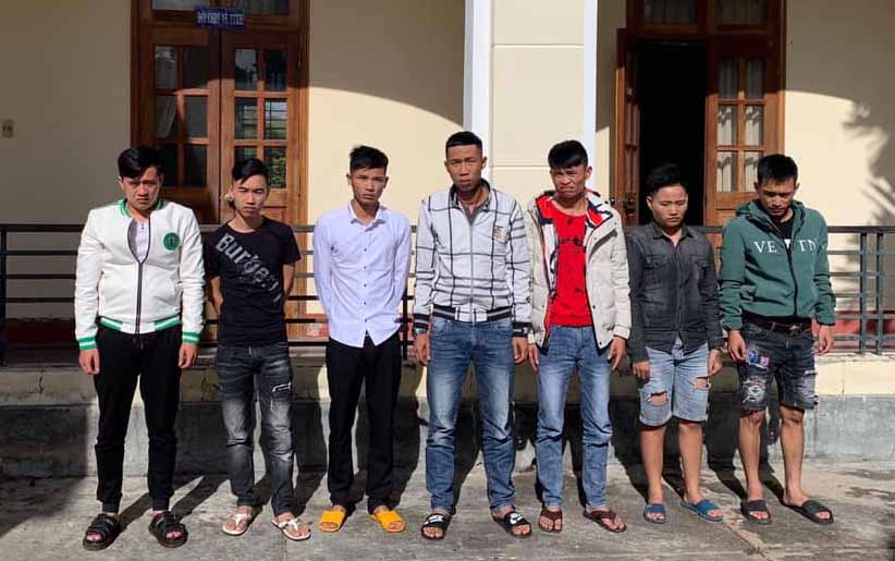 7 đối tượng bị bắt quả tang. Ảnh: Văn Ngọc  