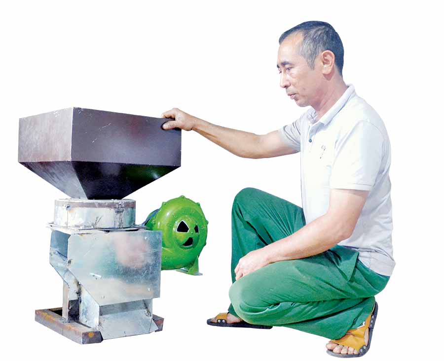  Ông Cao Văn Thuận bên chiếc máy đang chế tạo. Ảnh: L.H