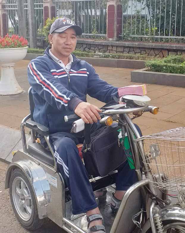 Anh Châu mưu sinh bằng việc bán vé số  4 năm nay. Ảnh: Anh Huy 