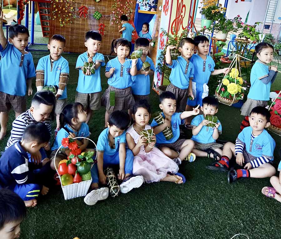  Các bé Trường Mầm non Mai Vàng (phường Phù Đổng, TP. Pleiku) hào hứng bên những chiếc bánh chưng, bánh tét. Ảnh: L.H