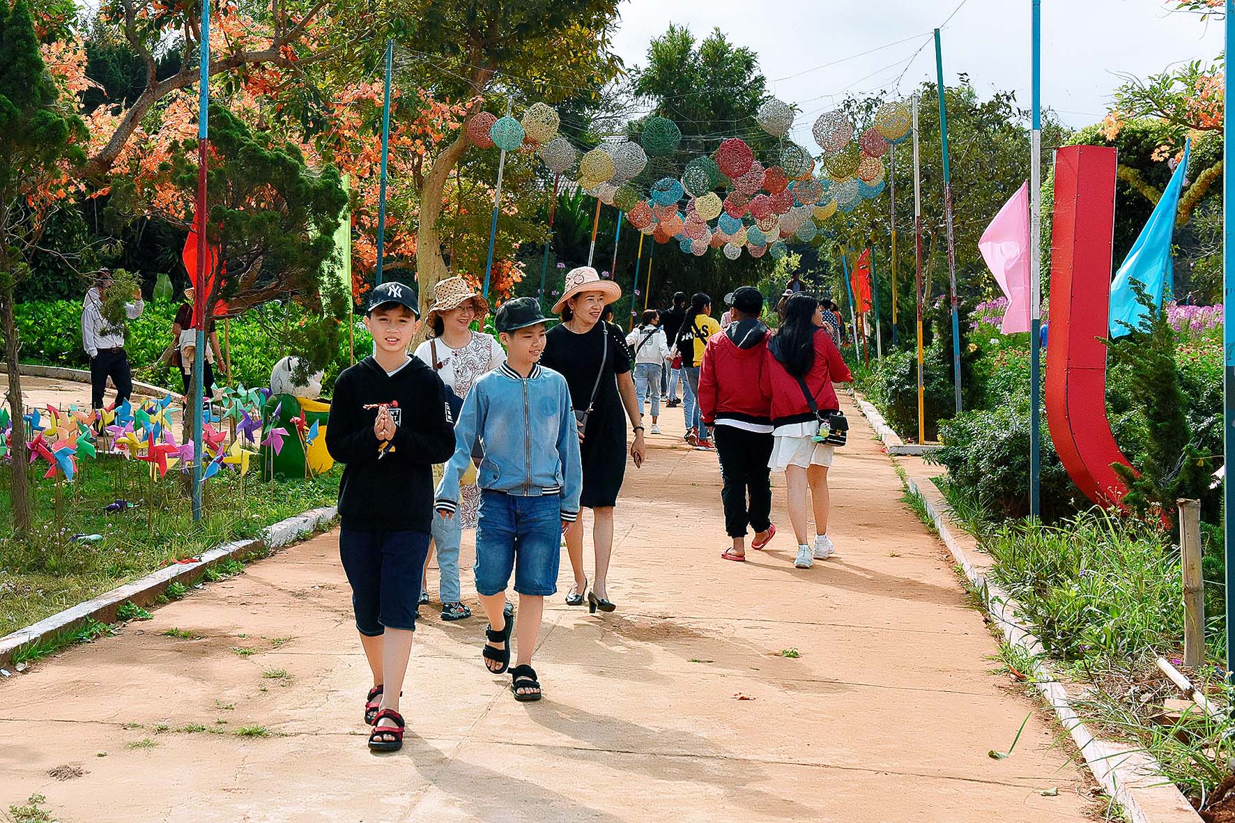 Mỗi ngày Công viên Đồng Xanh đón hàng chục lượt du khách đến vui xuân. Ảnh: Đức Thụy