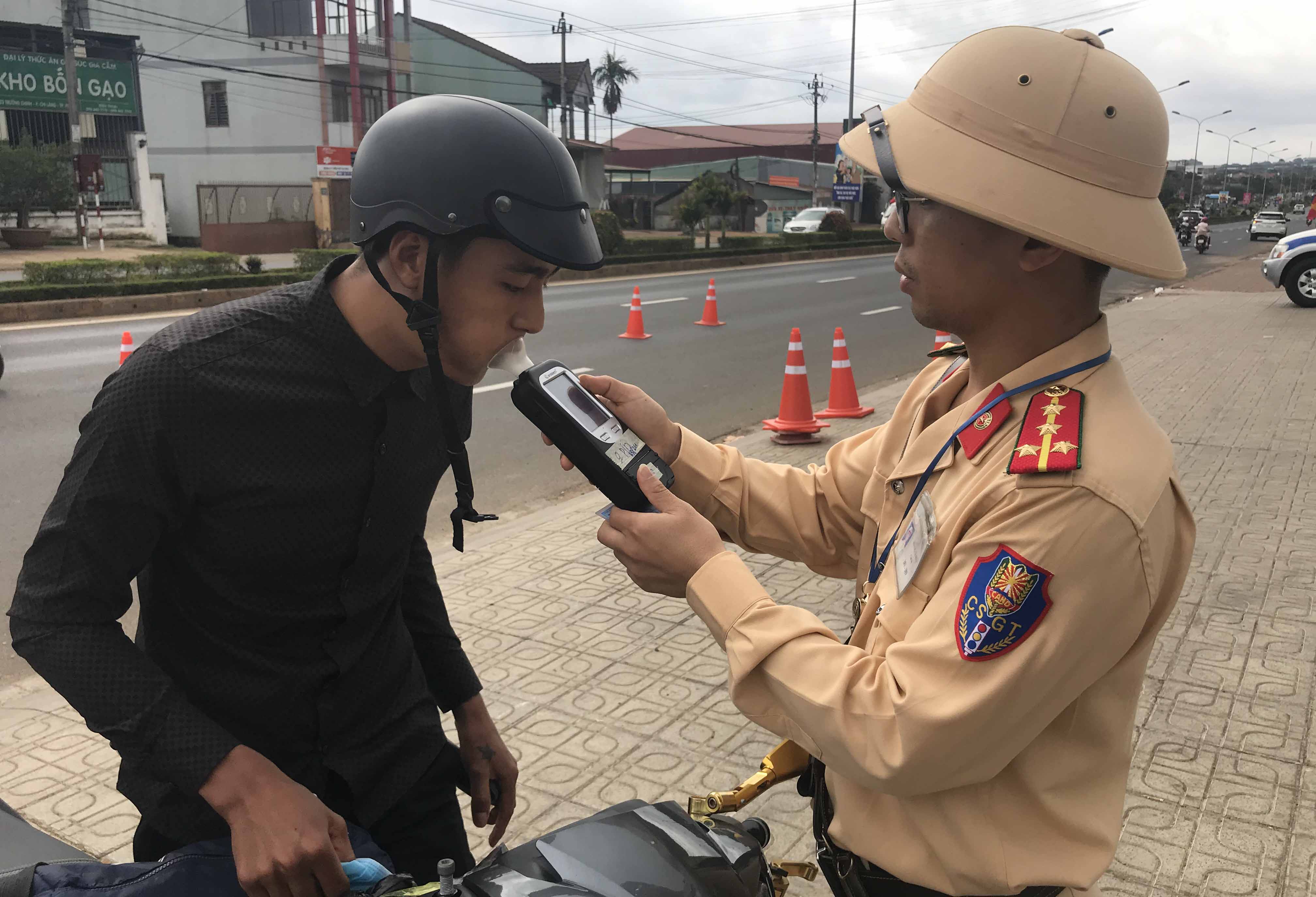 Vi phạm về nồng độ cồn là một trong những lỗi tập trung xử phạt trong ngày Tết. Ảnh: Lê Văn Ngọc