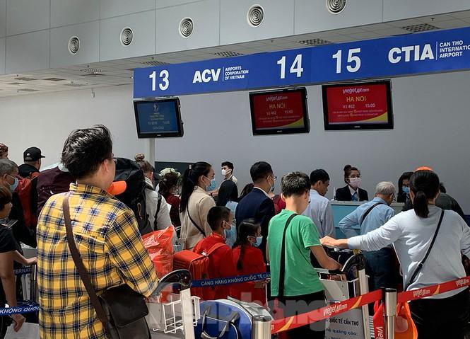 Hành khách tại sân bay Cần Thơ kín mít khẩu trang phòng chống virus Corona Ảnh 1