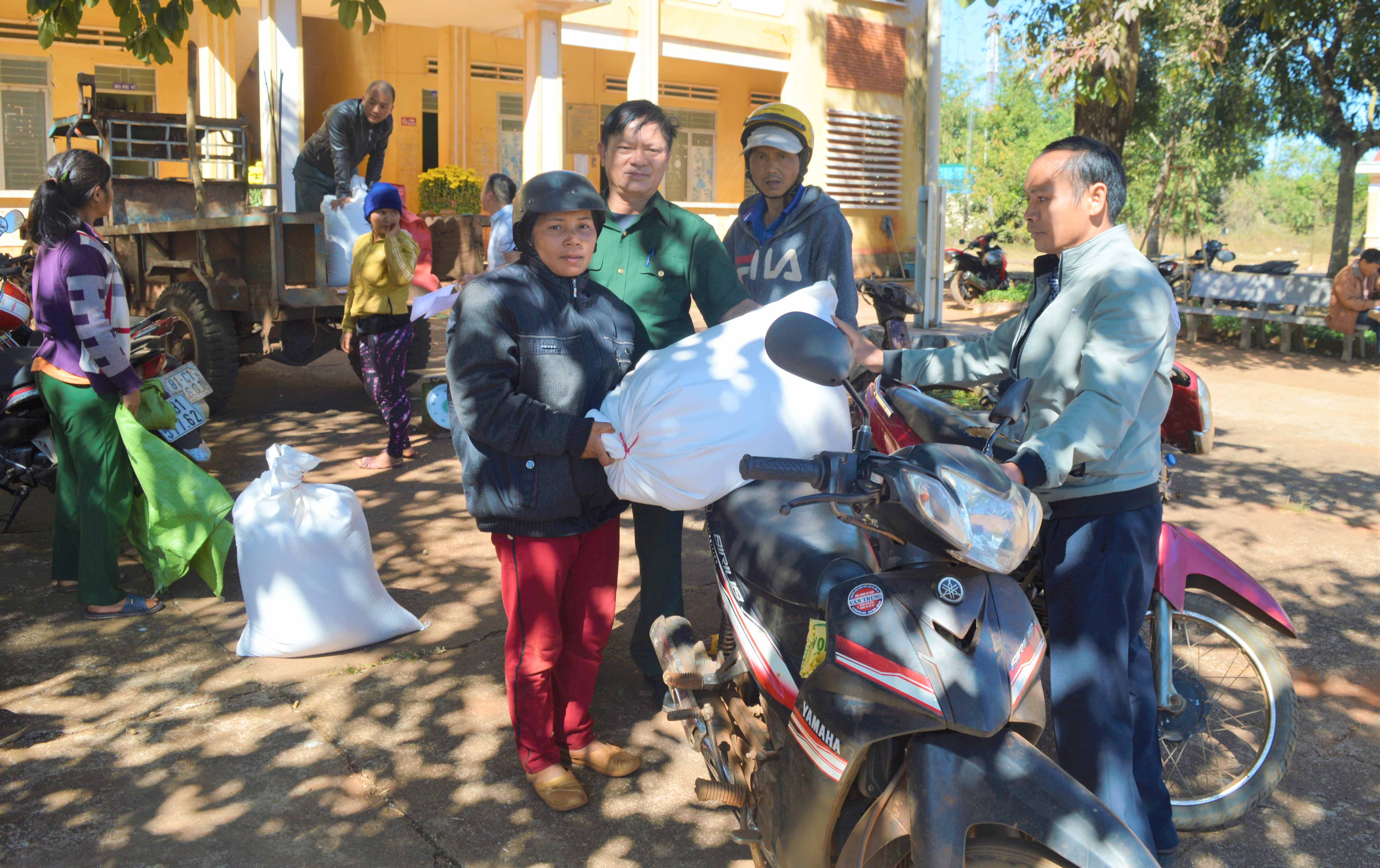 Người dân xã Kon Gang, huyện Dak Đoa nhận gạo cứu trợ của Chính phủ. Ảnh: Đinh Yến