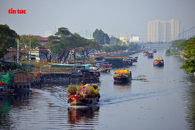 Nhộn nhịp chợ hoa Tết 'trên bến dưới thuyền' đầy sắc màu ở TP Hồ Chí Minh Ảnh 1