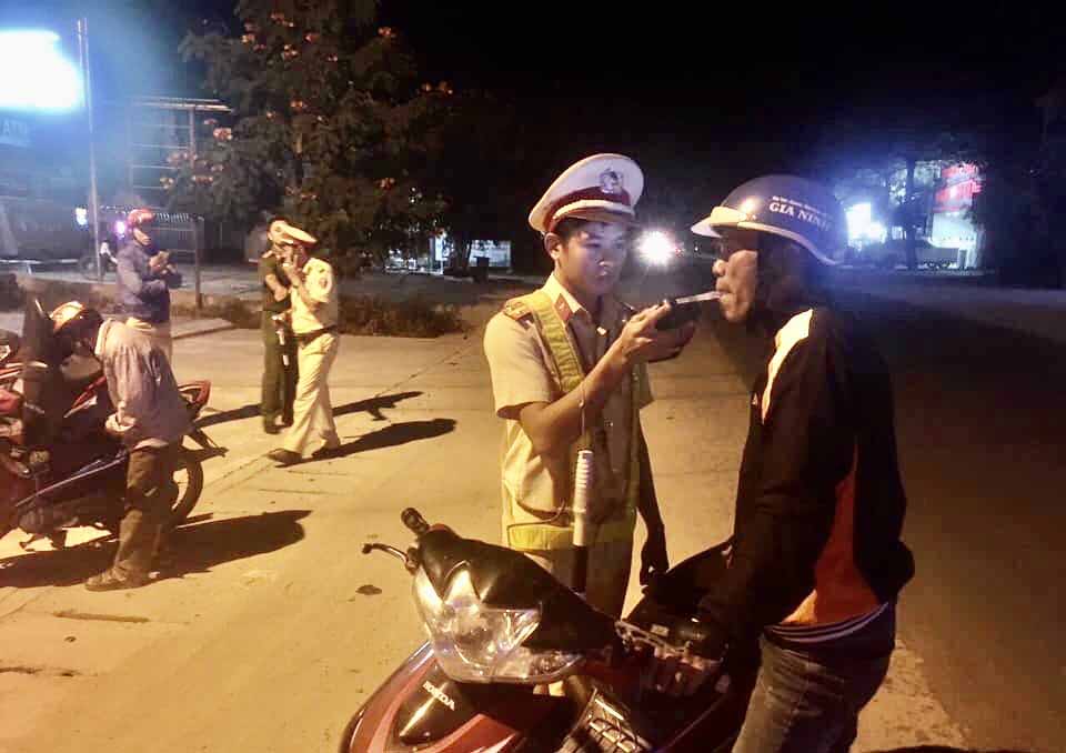 Công an huyện Phú Thiện lập chốt kiểm tra tại Quốc lộ 25. Ảnh: Văn Ngọc