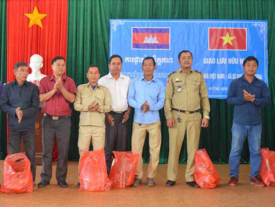 Lãnh đạo xã Ia Chía (huyện Ia Grai) tặng quà cho đại diện chính quyền và nhân dân xã Sê San (huyện Oyadav, tỉnh Ratanakiri, Vương quốc Campuchia). Ảnh: A.H