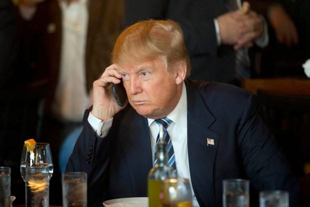 Tổng thống Trump tiếp tục gây áp lực việc Apple từ chối mở khóa iPhone Ảnh 1