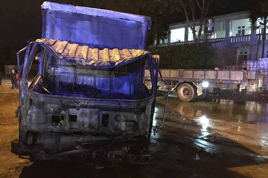 Chiếc xe tải trong sân nhà kho bị cháy rụi. Ảnh: V.N vbtt 01