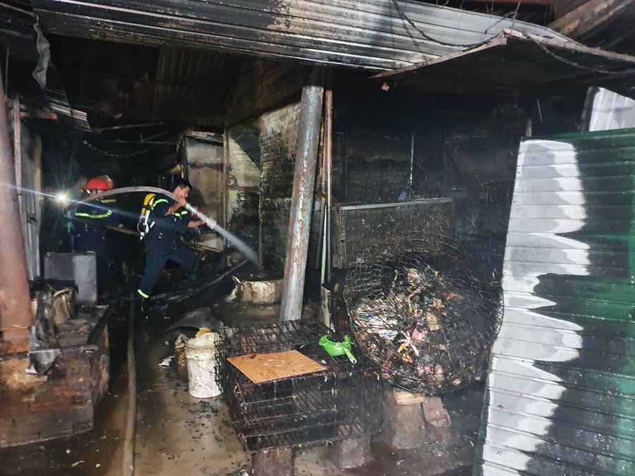 Lực lượng Cảnh sát tham gia chữa cháy tại chợ huyện Ia Grai. Ảnh: L.V.N vbtt02