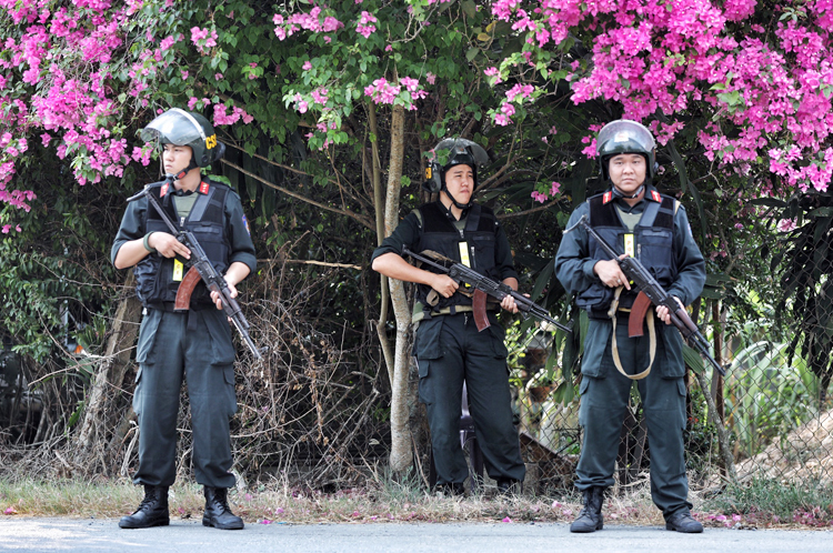 Hàng trăm cảnh sát vũ trang bố ráp ở ấp Bốn Phú truy tìm Tuấn Khỉ. Ảnh: Hữu Khoa. vbtt 003