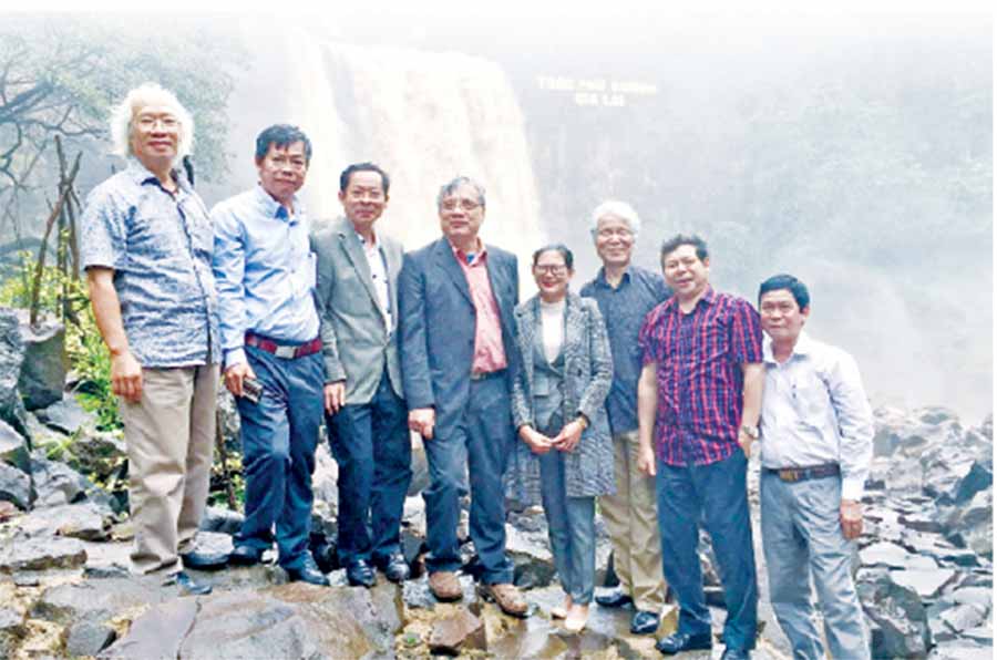 Phó Giáo sư-Tiến sĩ Trần Đình Thiên (thứ 4 từ trái sang) trong chuyến khảo sát tiềm năng du lịch thác Phú Cường (huyện Chư Sê).     Ảnh: HÀ DUY