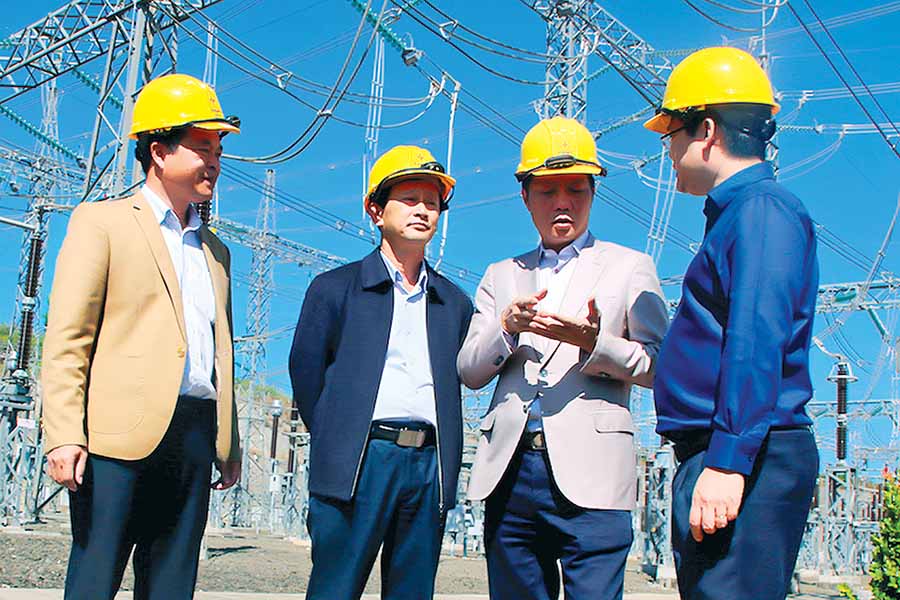 Bộ trưởng Bộ Công thương Trần Tuấn Anh (thứ 2 từ phải sang) trao đổi với lãnh đạo tỉnh và Tập đoàn Điện lực Việt Nam về một số vấn đề liên quan đến đường dây 500 kV. Ảnh: K.L