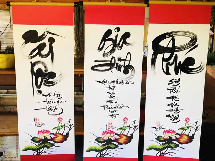 Những bức thư pháp do anh Lê Trọng Hậu viết. Ảnh: Thủy Bình