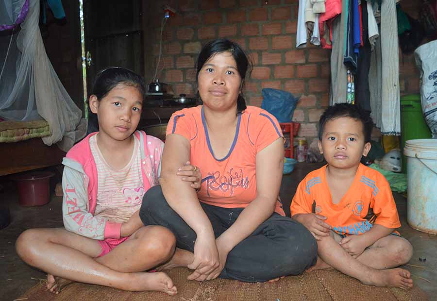   Mẹ con chị Thanh đang tá túc trong căn nhà hoang. Ảnh: Đ.Y