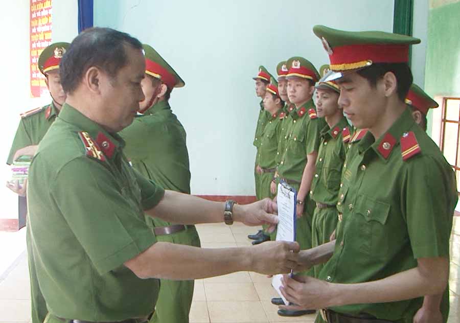   Đại tá Lê Văn Hà-Phó Giám đốc Công an tỉnh trao quyết định xuất ngũ cho các chiến sỹ hoàn thành nghĩa vụ. Ảnh: Thúy Trinh