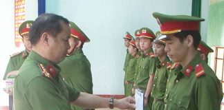   Đại tá Lê Văn Hà-Phó Giám đốc Công an tỉnh trao quyết định xuất ngũ cho các chiến sỹ hoàn thành nghĩa vụ. Ảnh: Thúy Trinh