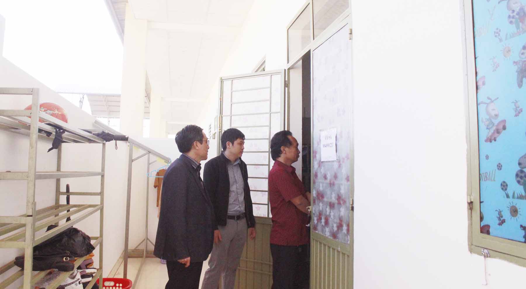 Đoàn kiểm tra công tác vệ sinh khu nhà nội trú tại Trường THPT Chi Lăng, TP. Pleiku. Ảnh: Ngọc Thu